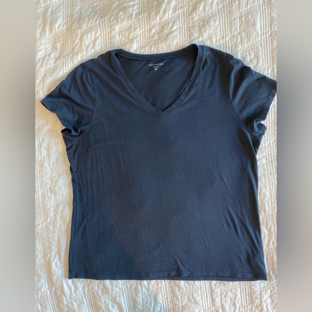Navy Mott & Bow Fitted V-Neck Marcy Tee, Size XL